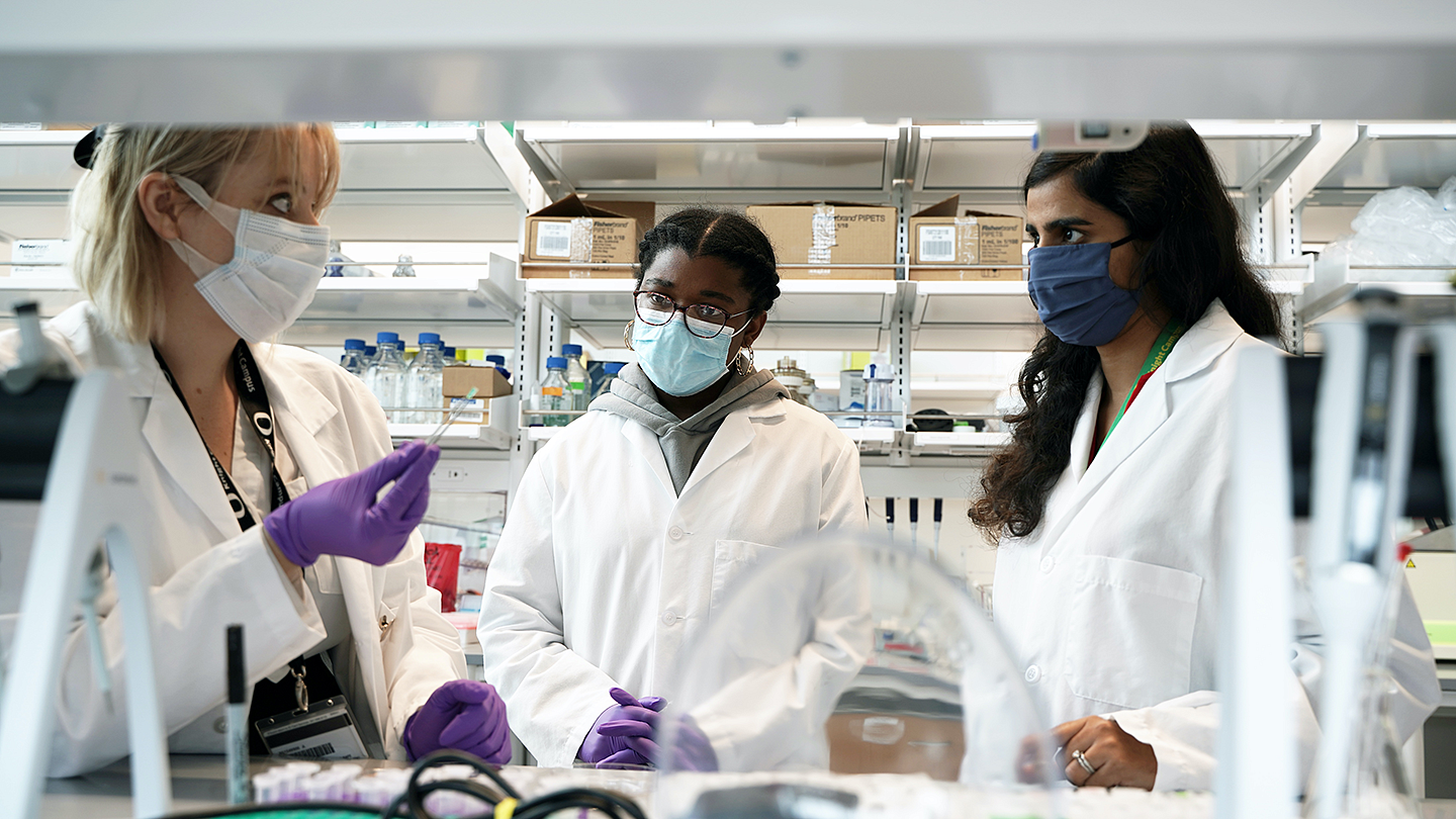(L to R) Veronica Spaulding (graduate student in chemistry), Esther Mozipo (Knight Campus Undergraduate Scholar) and Marian Hettiaratchi in the lab
