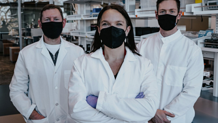 Gabriella Lindberg (center) with lab manager Vince Thoms (left) and former lab member Vincent de Jong