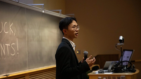Knight Campus undergraduate researcher Ethan Dinh at the Three-Minute Thesis competition in the Clark Honors College